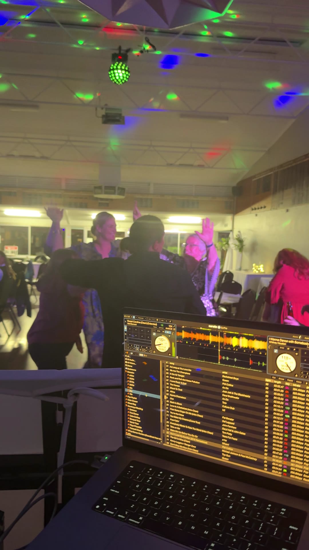 Hands-up dancefloor moment